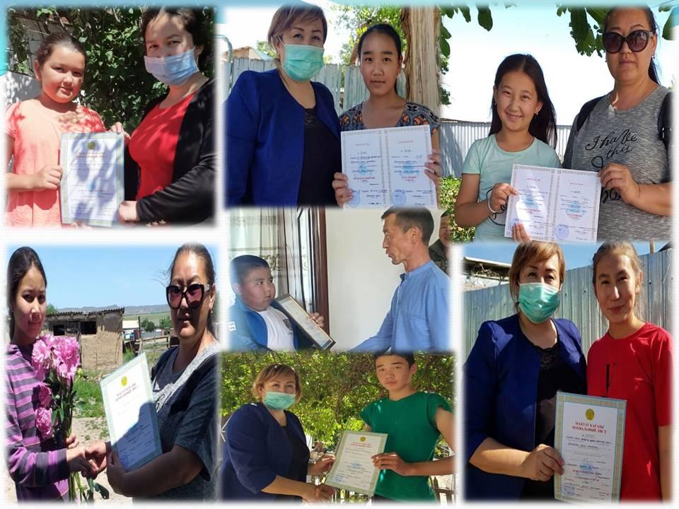 Еріктілер тобы оқушыларымыздың мақтау қағаздарын табыстады